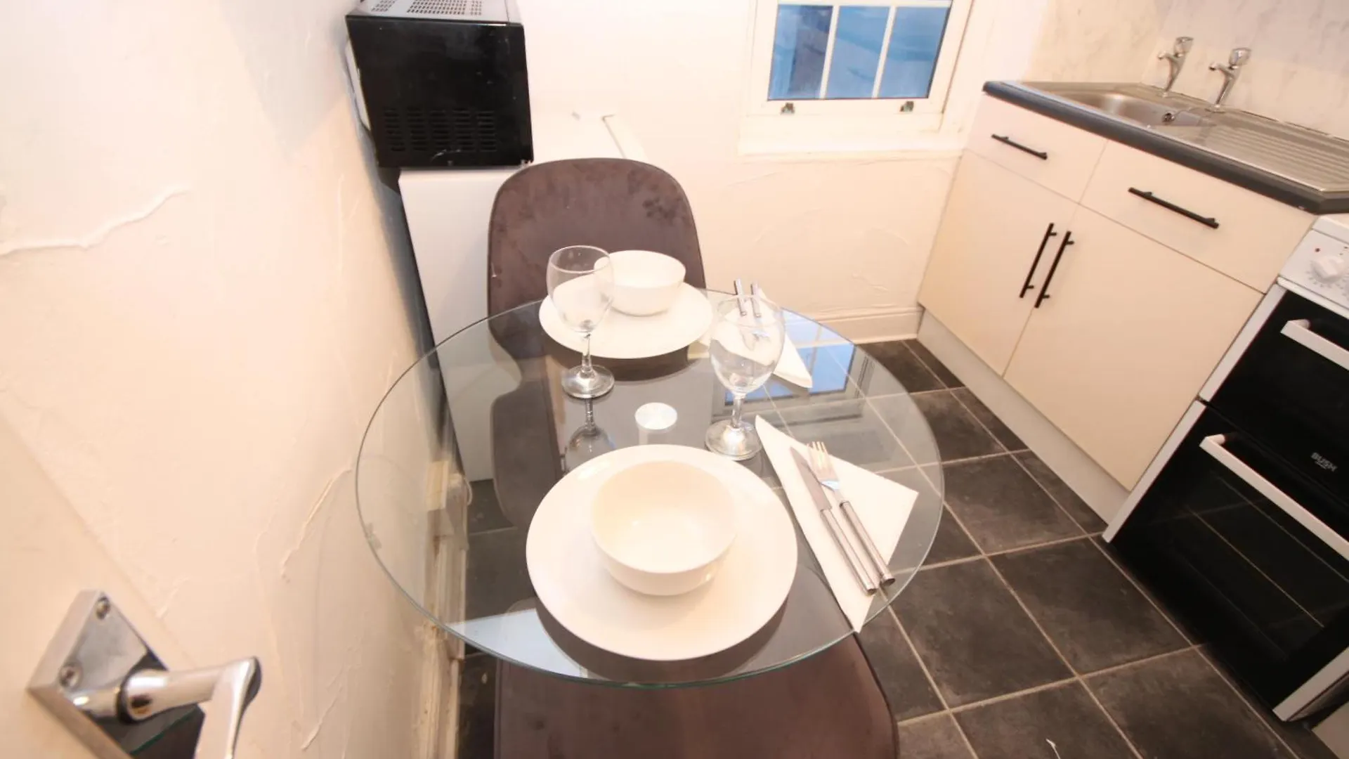 Barton Seaview, Self Catering Studio Apartments, Promenade & Central Beach Location, Families, Couples Or 23 Years Plus Only, Free Parking Blackpool