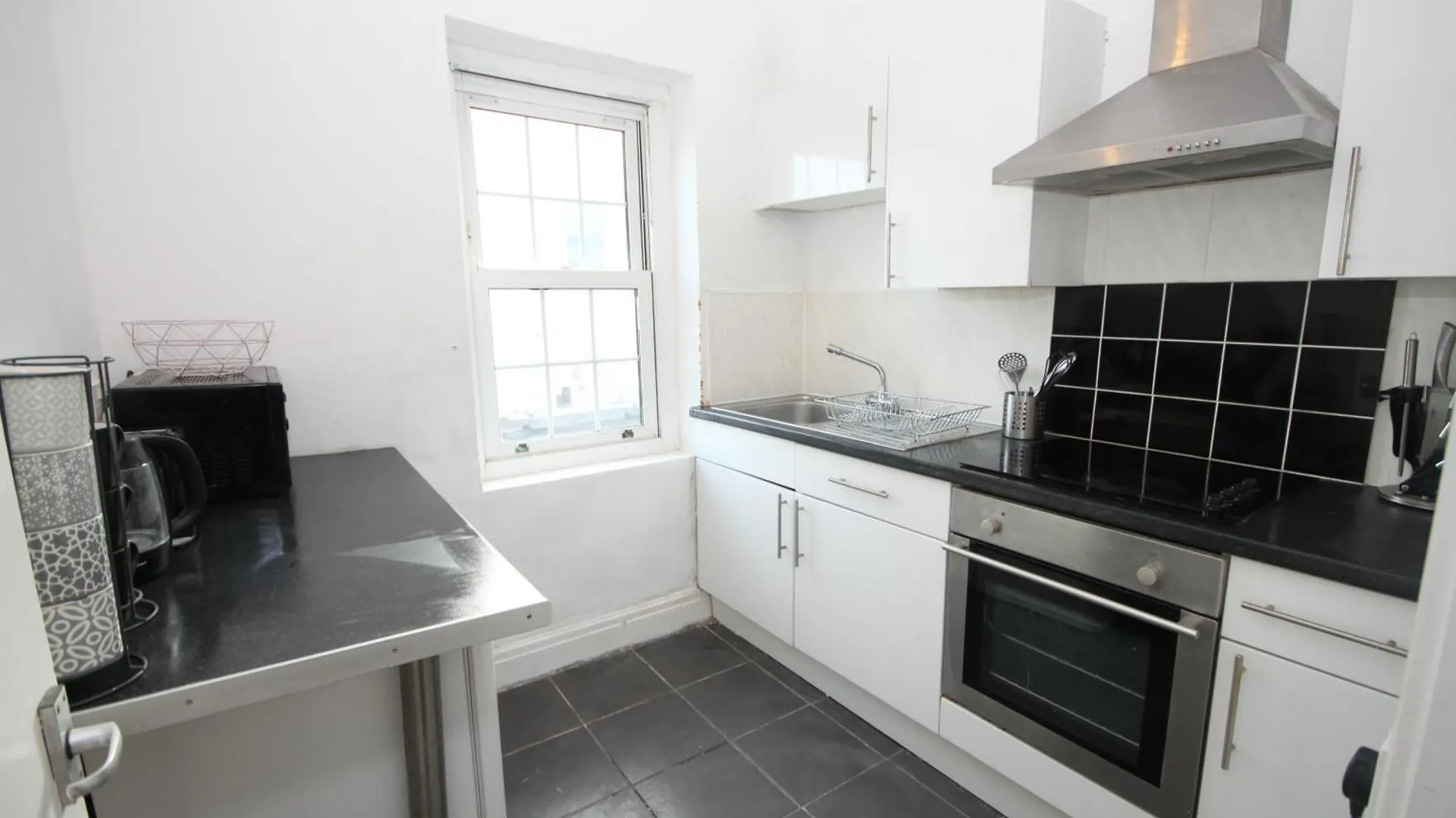 Barton Seaview, Self Catering Studio Apartments, Promenade & Central Beach Location, Families, Couples Or 23 Years Plus Only, Free Parking Blackpool