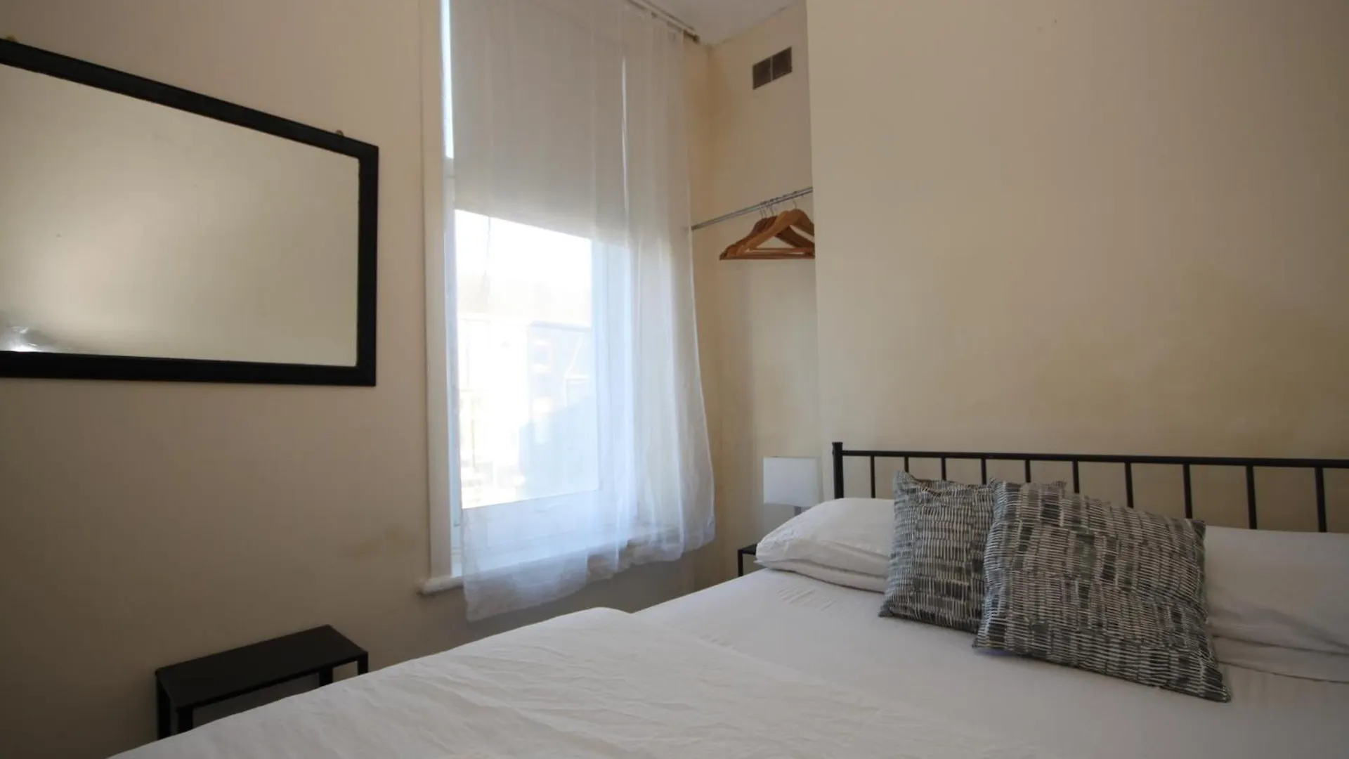 Barton Seaview, Self Catering Studio Apartments, Promenade & Central Beach Location, Families, Couples Or 23 Years Plus Only, Free Parking Blackpool 0*,  Reino Unido