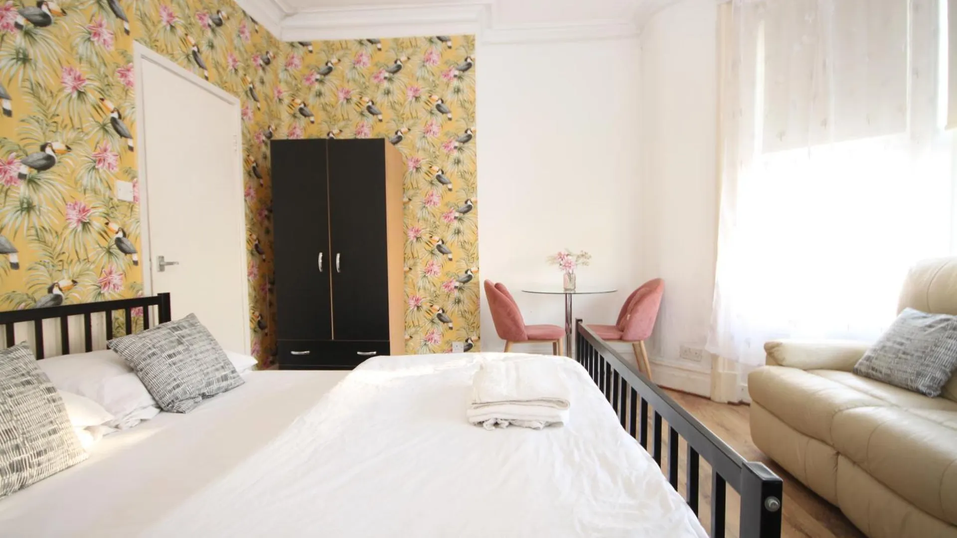 Barton Seaview, Self Catering Studio Apartments, Promenade & Central Beach Location, Families, Couples Or 23 Years Plus Only, Free Parking Blackpool