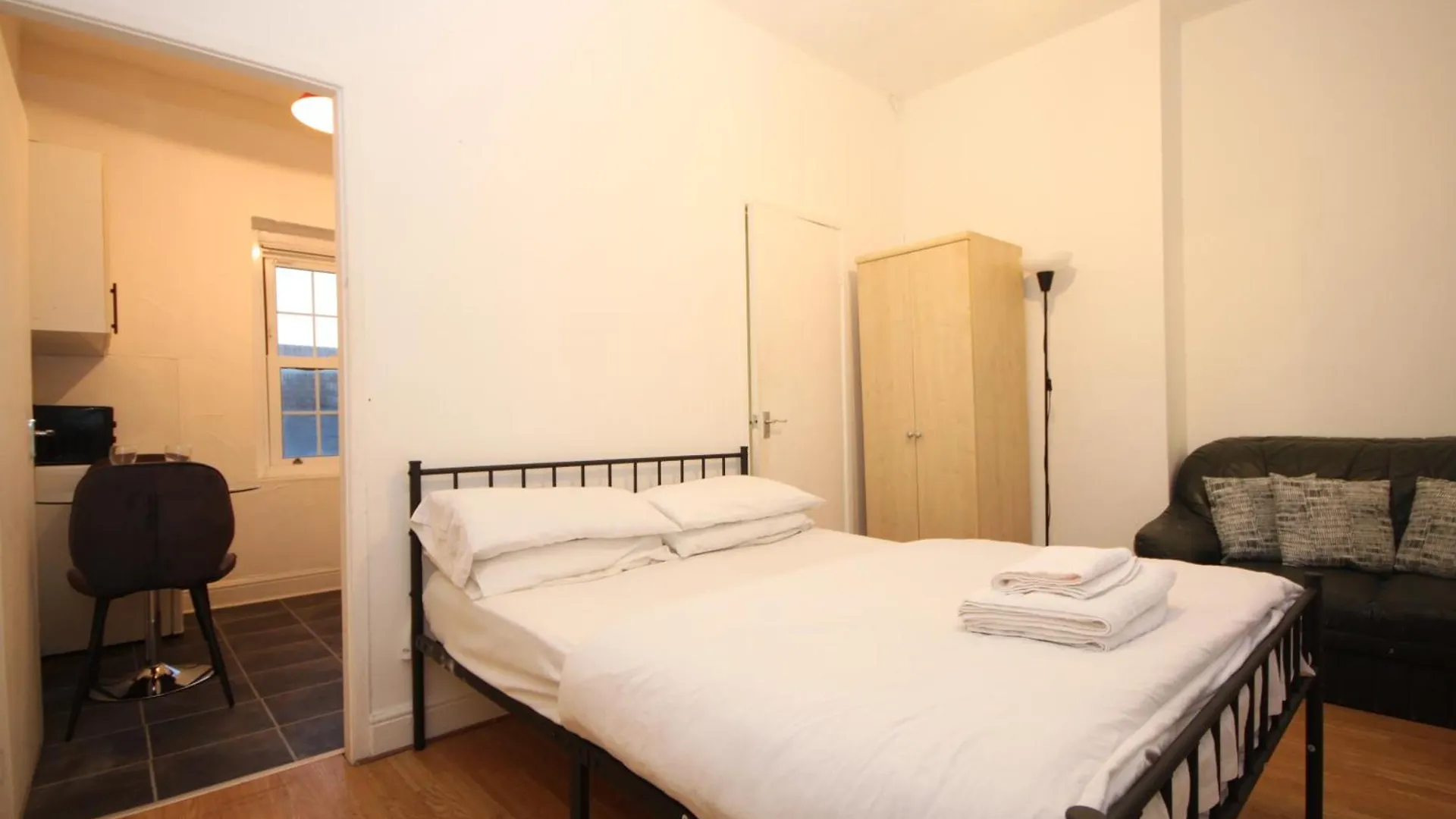 Cosy Casa: Beachfront Promenade Retreat with Free Parking Blackpool