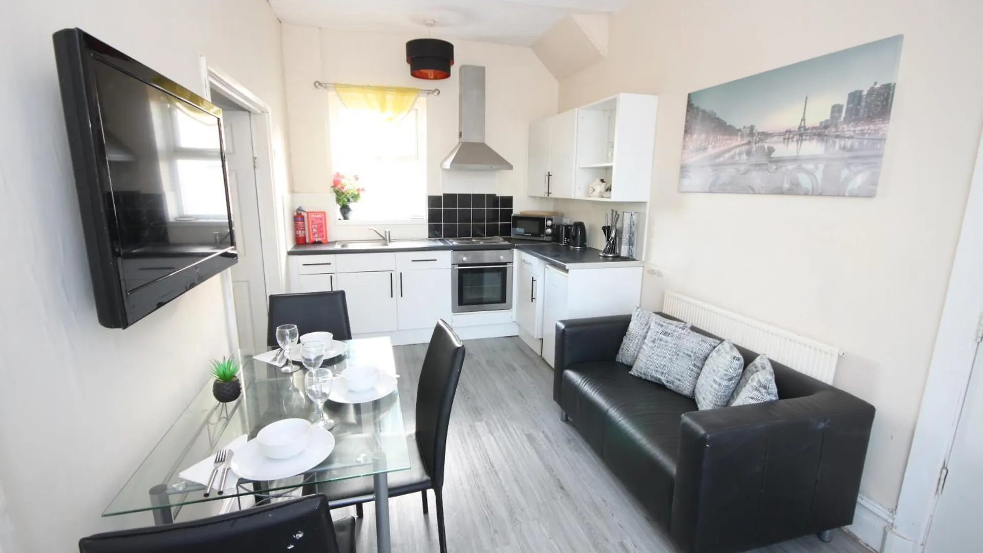 Cosy Casa: Beachfront Promenade Retreat with Free Parking Blackpool