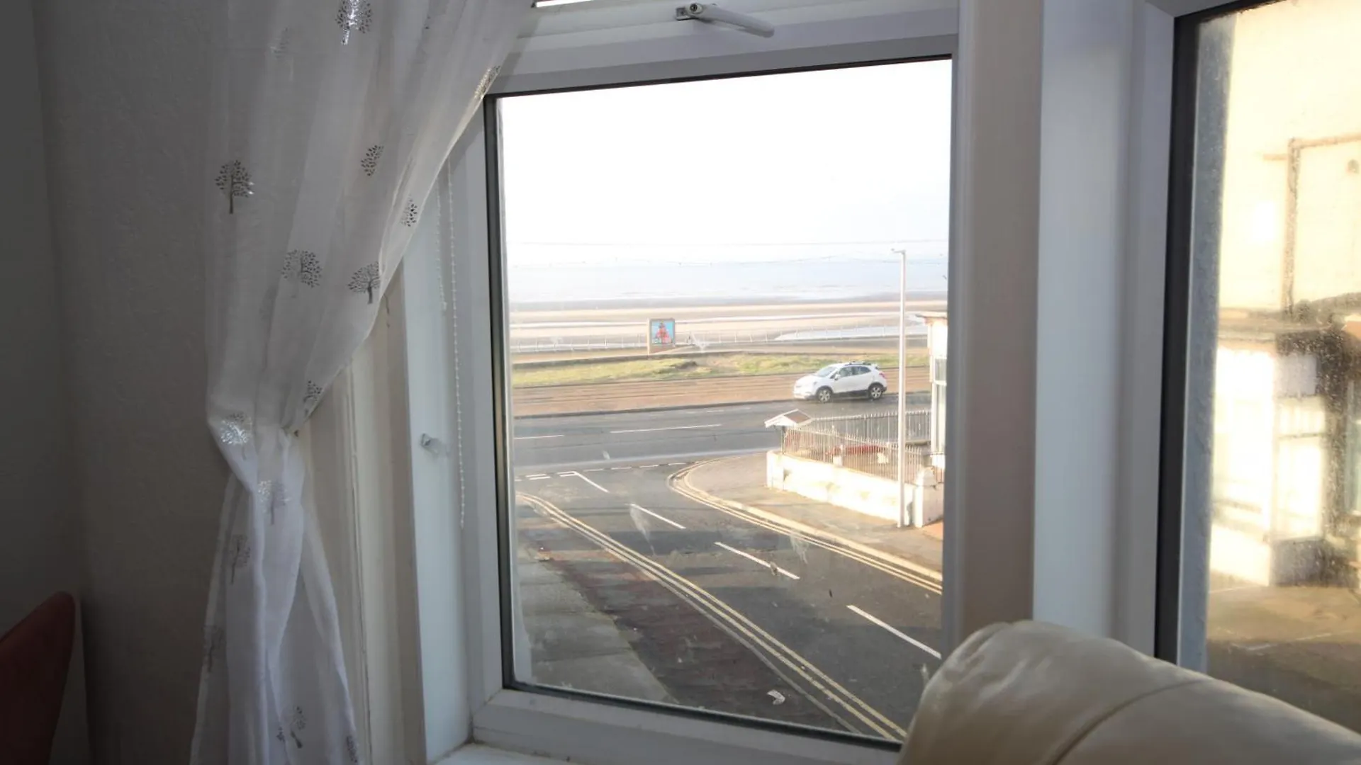 Cosy Casa: Beachfront Promenade Retreat with Free Parking Blackpool Apartment