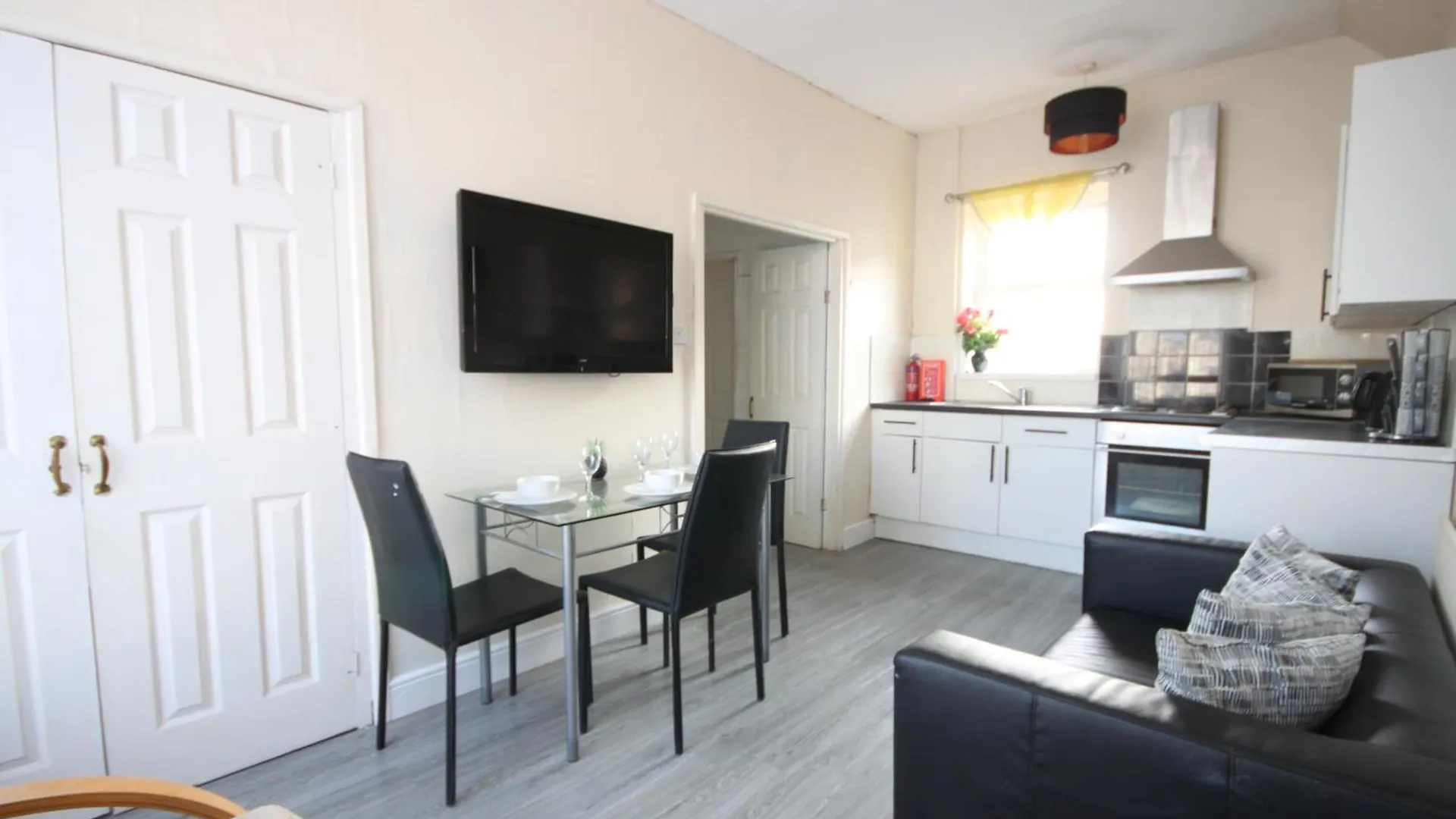 Cosy Casa: Beachfront Promenade Retreat with Free Parking Blackpool Apartment