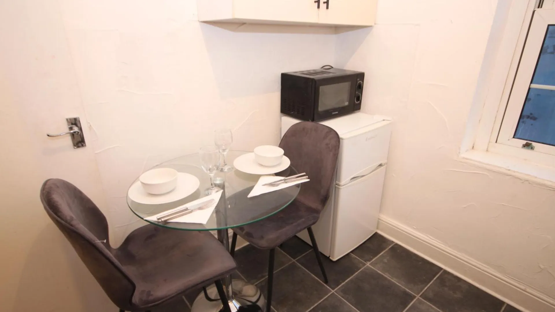 公寓 Barton Seaview, Self Catering Studio Apartments, Promenade & Central Beach Location, Families, Couples Or 23 Years Plus Only, Free Parking 黑潭
