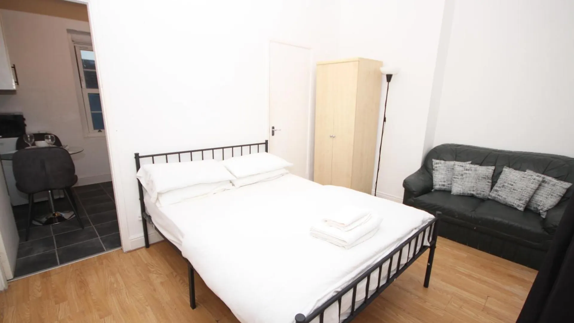 Barton Seaview, Self Catering Studio Apartments, Promenade & Central Beach Location, Families, Couples Or 23 Years Plus Only, Free Parking 黑潭 英国