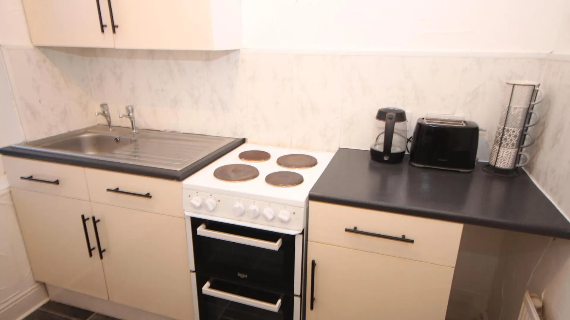 Barton Seaview, Self Catering Studio Apartments, Promenade & Central Beach Location, Families, Couples Or 23 Years Plus Only, Free Parking 黑潭 公寓
