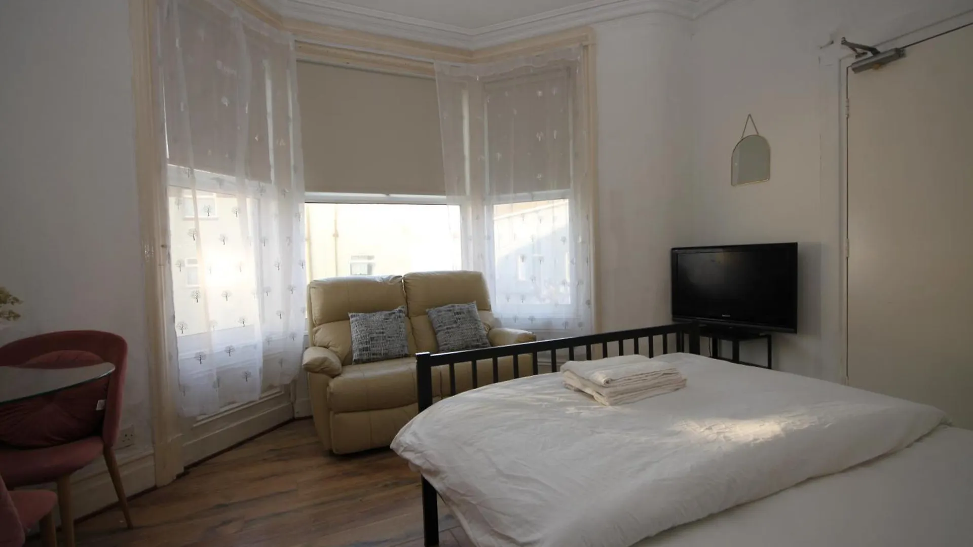 Barton Seaview, Self Catering Studio Apartments, Promenade & Central Beach Location, Families, Couples Or 23 Years Plus Only, Free Parking 黑潭 公寓